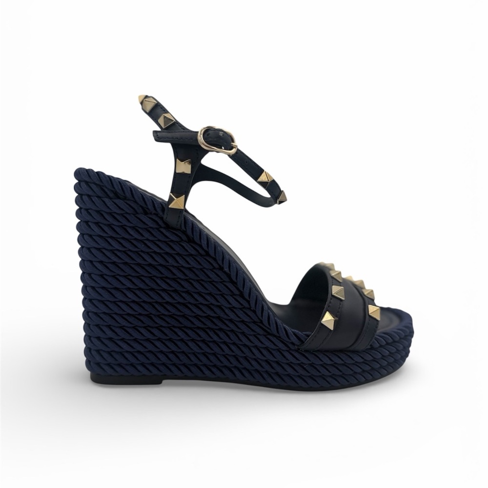 VALENTINO GARAVANI ROCKSTUD ROPE WEDGE SANDALS – NAVY